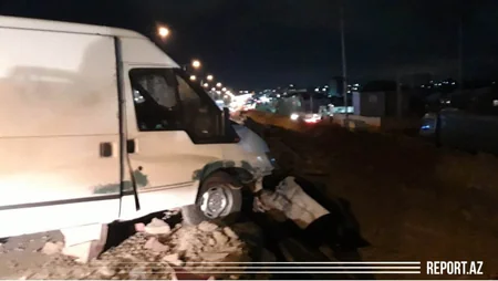 В Абшероне автомобиль врезался в железное ограждение