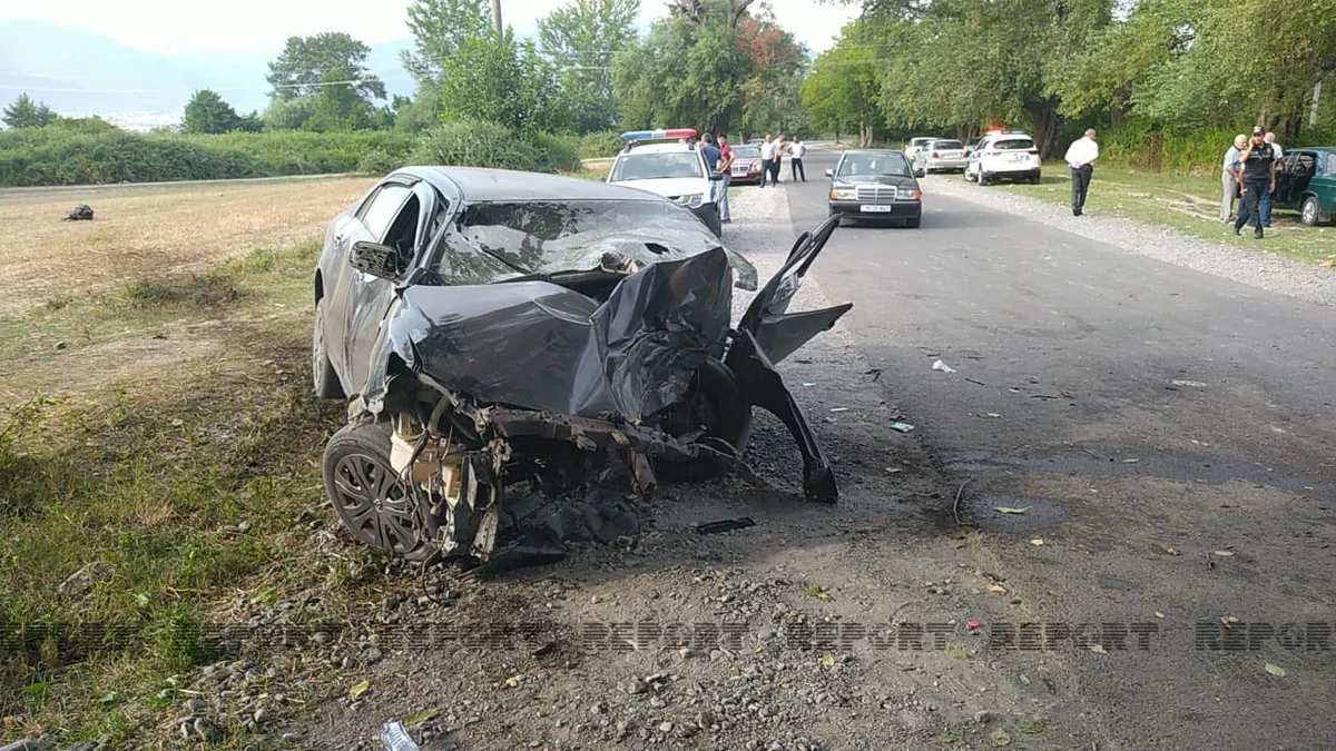 Oğuzda avtomobil ağaca çırpılıb, ölən və xəsarət alanlar var - VİDEO