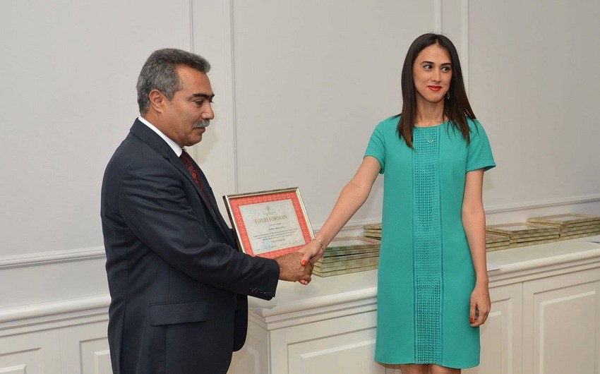 Təhsil Nazirliyi mətbuat nümayəndələrini Fəxri fərmanla təltif edib