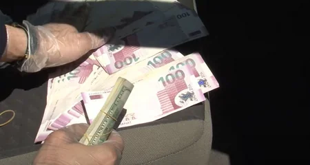 Nazir müavini və xidmət rəisinin ələ keçirdiyi pulların görüntüləri yayıldı