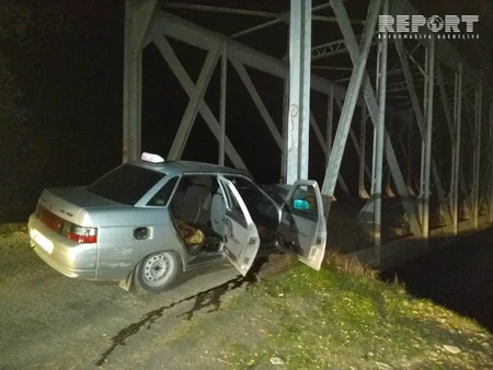 Qaxda avtomobil körpüyə çırpılıb, iki nəfər xəsarət alıb - FOTO