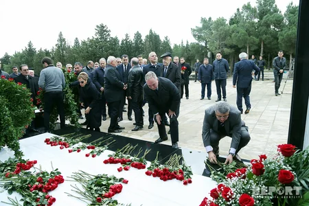 SOCAR rəhbərliyi Natiq Əliyevin məzarını ziyarət edib