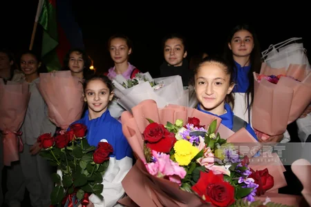 Avropa çempionatında uğurla çıxış etmiş gimnastlar Vətənə qayıdıblar