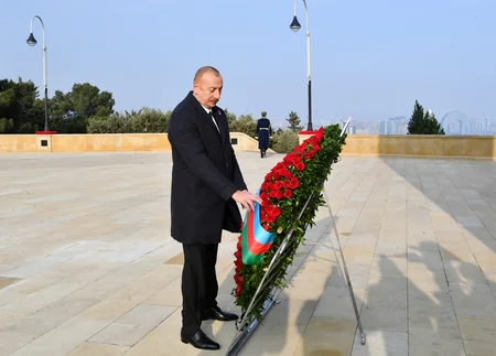 Prezident İlham Əliyev Şəhidlər xiyabanını ziyarət edib