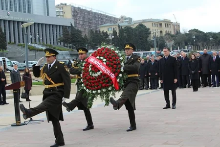 Bakıdakı Türk Şəhidliyində Çanaqqala zəfəri qeyd olunub