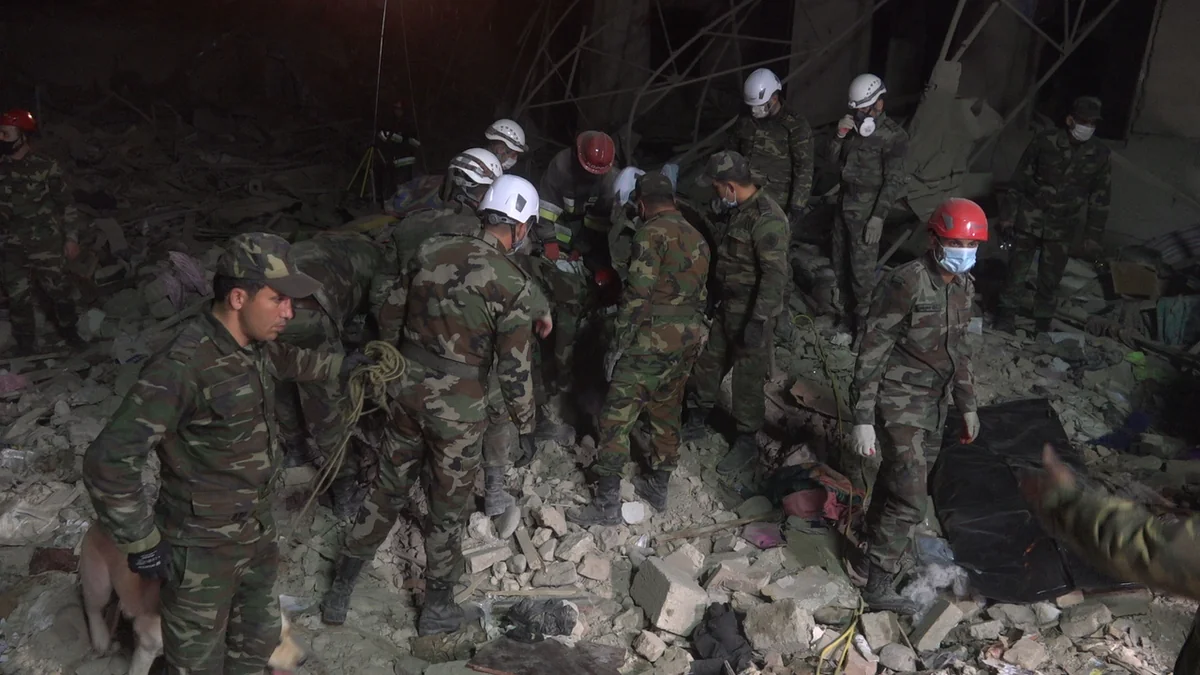 Xilasedicilər Gəncədə dağıntılar altından 52 yaralı və 13 meyit çıxarıb