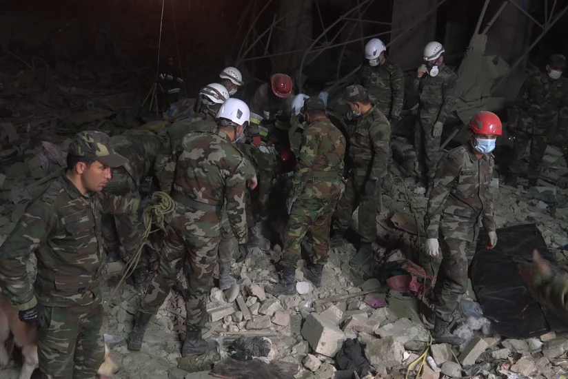 Xilasedicilər Gəncədə dağıntılar altından 52 yaralı və 13 meyit çıxarıb