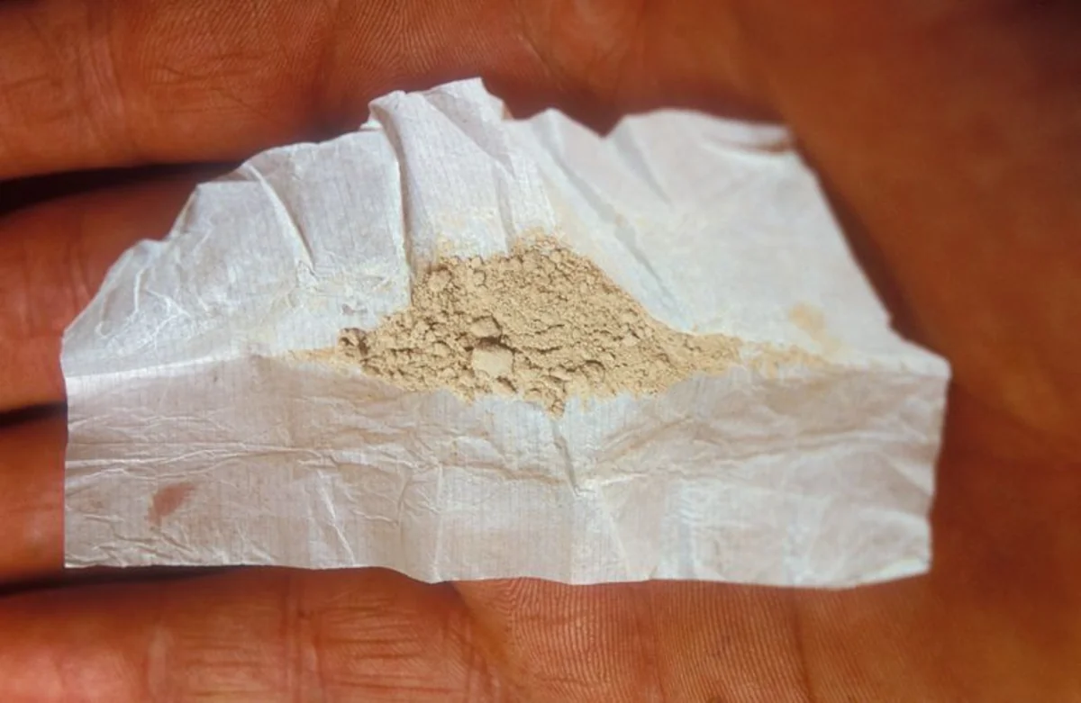 Azərbaycan vətəndaşının cib dəsmalının arasından heroin çıxıb