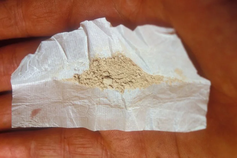 Azərbaycan vətəndaşının cib dəsmalının arasından heroin çıxıb