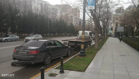 Bakıda iki Mercedes markalı avtomobil toqquşub - FOTO