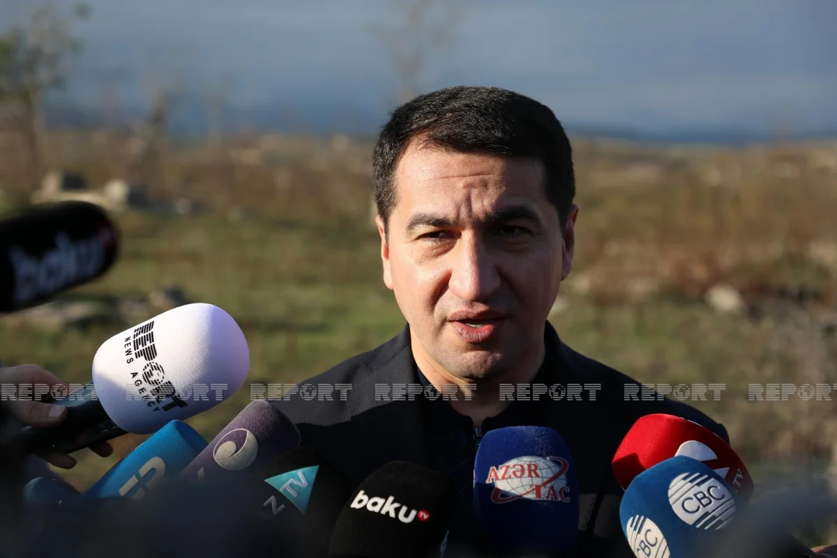 Hikmət Hacıyev: “Ermənilər işğal zamanı azərbaycanlılara məxsus hər şeyi dağıdıblar”