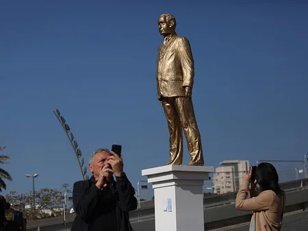 Скульптуру премьер-министра Израиля удалили с площади