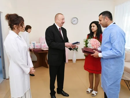 Prezident və birinci xanım Azərbaycanın 10 milyonuncu sakininin valideynləri ilə görüşüblər - FOTOLAR - YENİLƏNİB