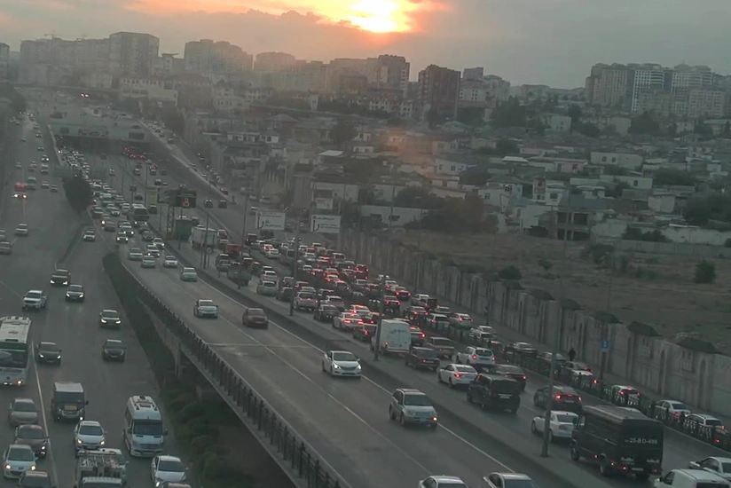 Bakıda yol-nəqliyyat hadisəsi baş verib, sıxlıq yaranıb