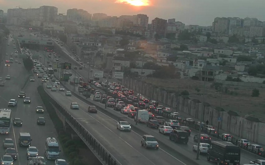 Bakıda yol-nəqliyyat hadisəsi baş verib, sıxlıq yaranıb