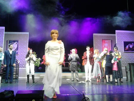 Rus Dram Teatrında Blisslər ailəsi eksentrik komediyasının premyerası olub