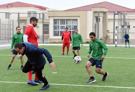 Məhbuslarla futbol veteranları arasında yoldaşlıq oyunu keçirilib