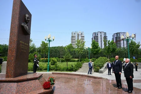 Azerbaijani and Uzbek prime ministers visit Heydar Aliyev bas-relief in Tashkent