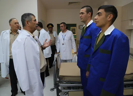 Zakir Həsənov hərbi hospitalda müayinə və müalicə olunan hərbçilərlə bağlı tapşırıqlar verib
