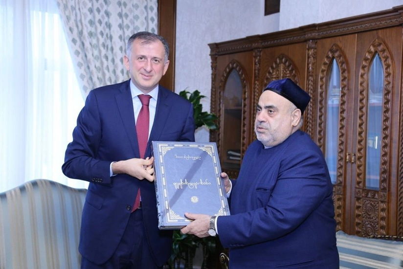 Gürcüstan prezidentinin hədiyyəsi Allahşükür Paşazadəyə təqdim olunub