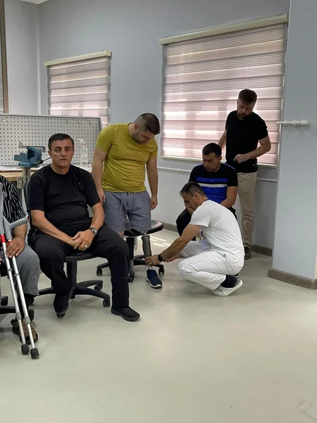 Bir qrup qazi yüksək texnologiyalı protezlərlə təmin edilib