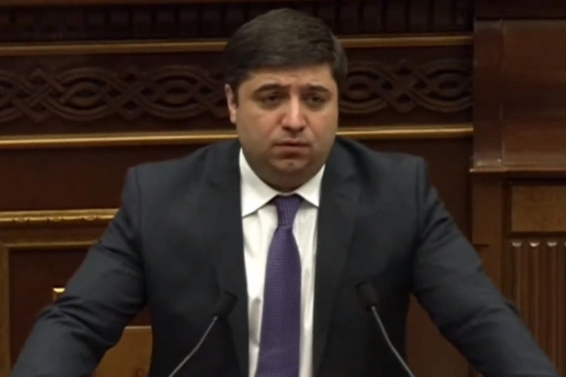 Həbsdə olan din xadimi Paşinyanın partiyasından olan deputatı məhkəməyə verib