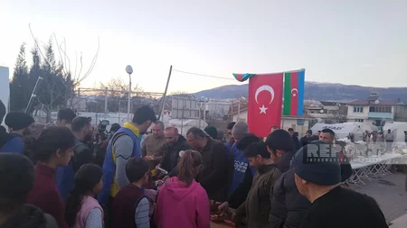 Azərbaycanın könüllü həkimləri ilə iş adamı Kahramanmaraşın daha bir bölgəsində yeməklər paylayıb - YENİLƏNİB