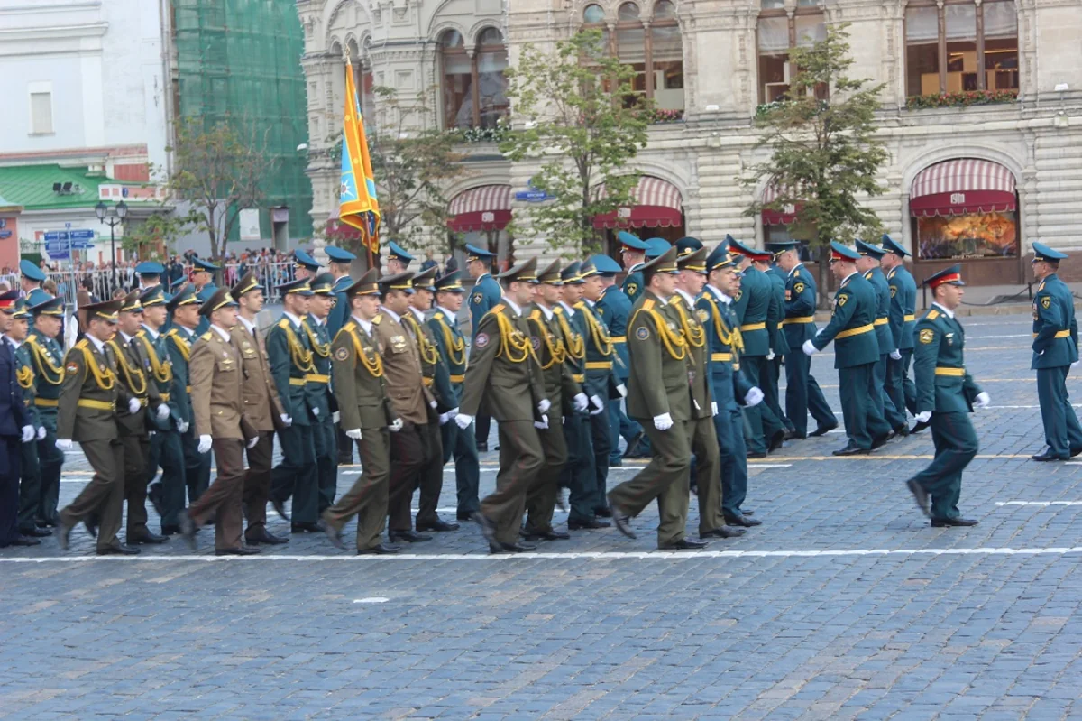 Офицеры МЧС Азербайджана прошли маршем по Красной площади