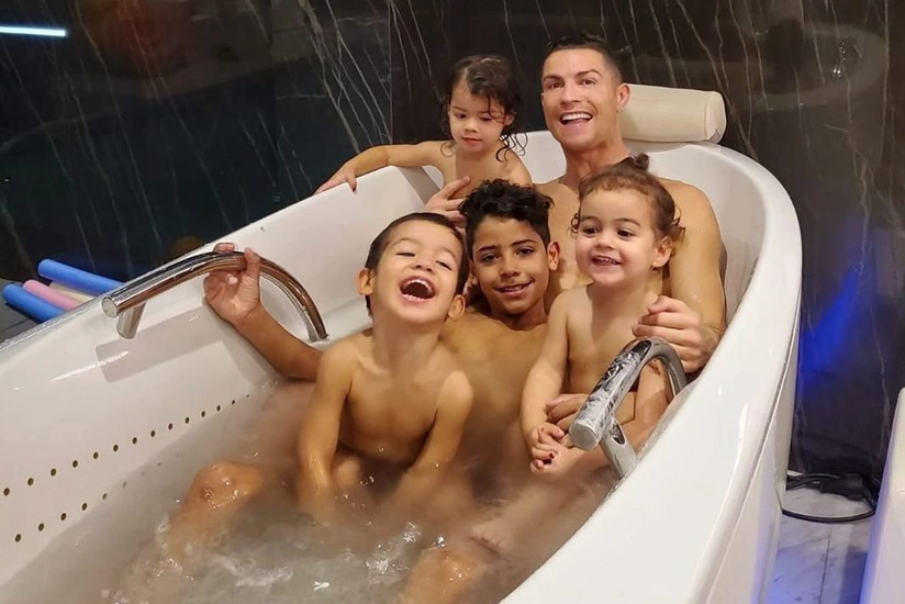 Криштиану Роналду тренируется со своими детьми - ВИДЕО