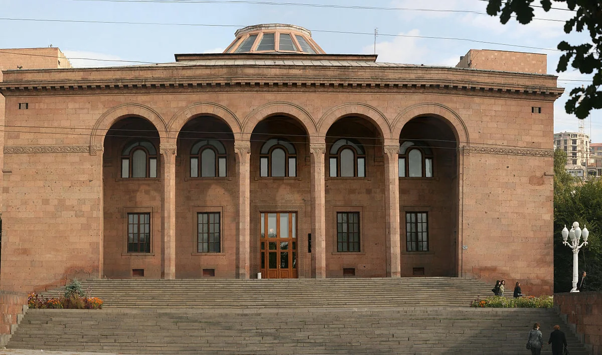 Здание Президиума Академии наук Армении выставлено на продажу для пополнения госбюджета