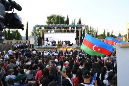 Ağdamda Heydər Əliyevin hakimiyyətə gəlişinin 50-ci ildönümü münasibətilə konsert keçirilib - FOTO