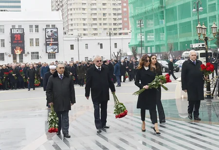 Prezident İlham Əliyev Xocalı soyqırımı qurbanlarının xatirəsinə ucaldılmış abidəni ziyarət edib