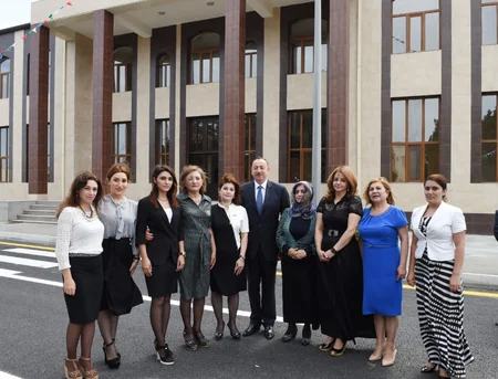 Prezident İlham Əliyev Nardaran sakinləri ilə görüşüb - FOTO