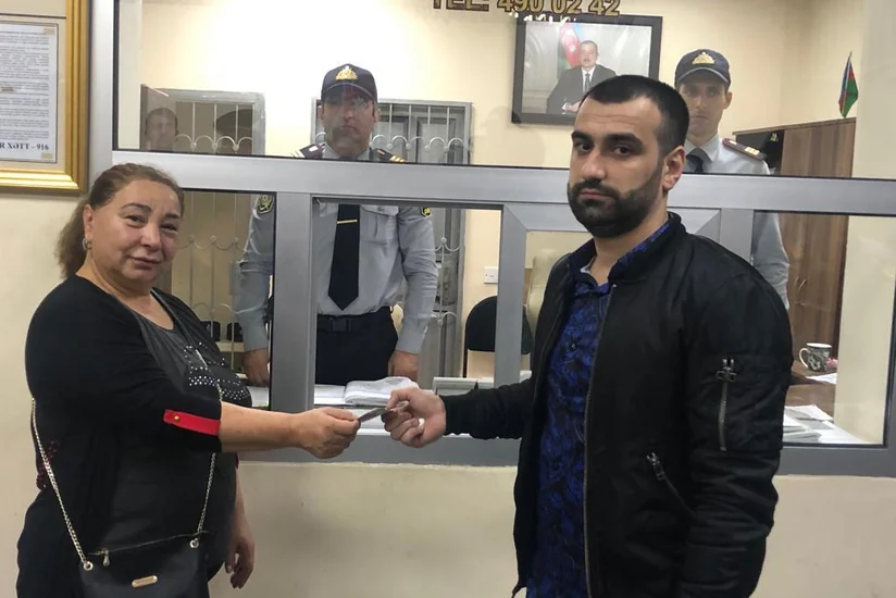 Bakı metrosunda sərnişin 400 manat pul tapıb - FOTO
