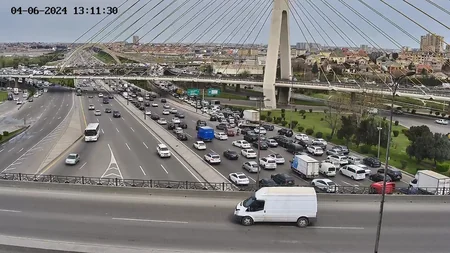 Bakıda bitum daşıyan yük maşını aşıb, maye yola dağılıb - VİDEO