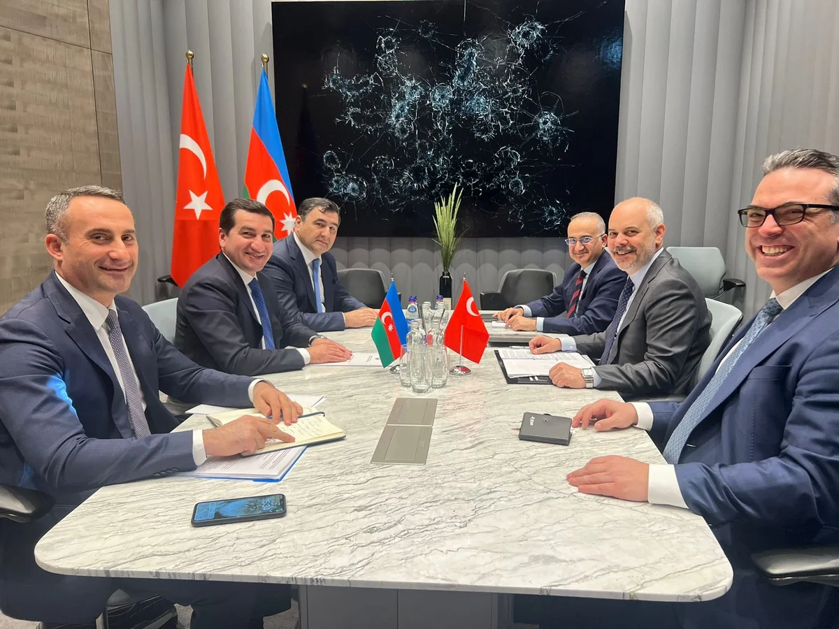 Hikmət Hacıyev Türkiyə və Özbəkistandan olan həmkarları ilə regional məsələləri müzakirə edib