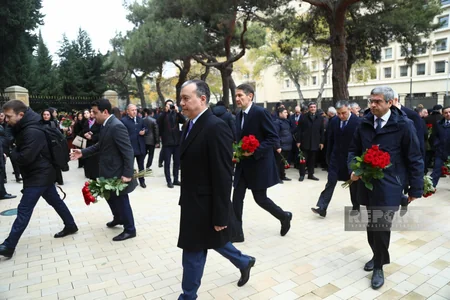 Azərbaycan xalqı Fəxri xiyabanda Ümummilli Liderin məzarını ziyarət edir