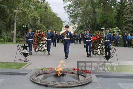 Azerbaijani delegation members lay flowers at Heydar Aliyev's monument in Astrakhan