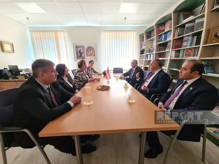 Vətən müharibəsindəki zəfəri əks etdirən kitablar Latviyada İnformasiya Mərkəzinə hədiyyə edilib