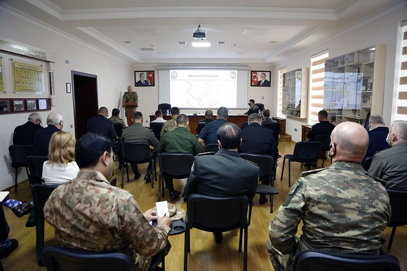 Xarici hərbi attaşelər və beynəlxalq təşkilatların nümayəndələri əməliyyat şəraiti haqqında məlumatlandırılıb