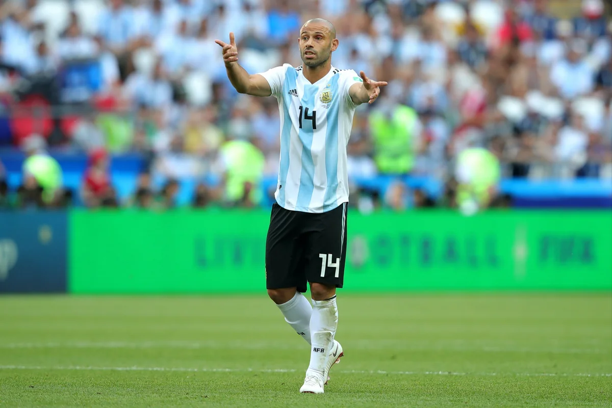 Məşhur futbolçu karyerasını bitirdi