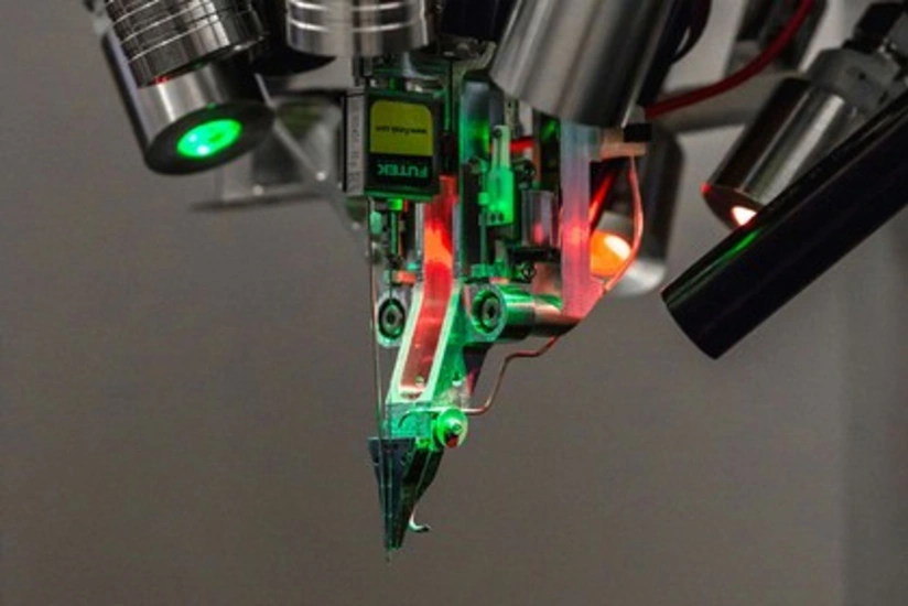 Илон Маск показал устройство, способное читать мысли