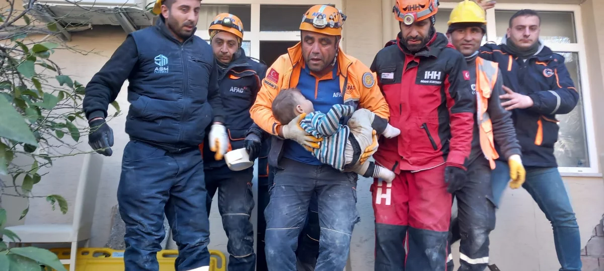 Hatayda körpə 78 saat sonra dağıntılar altından sağ çıxarılıb - VİDEO