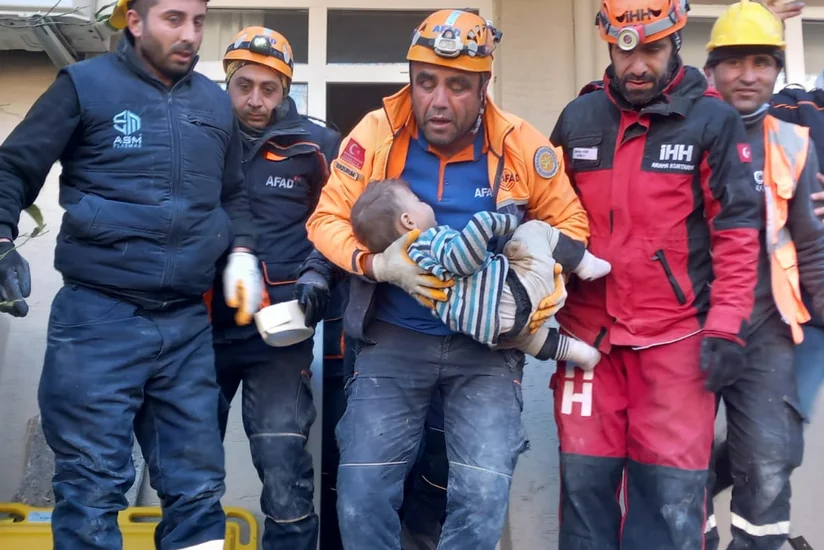 Hatayda körpə 78 saat sonra dağıntılar altından sağ çıxarılıb - VİDEO