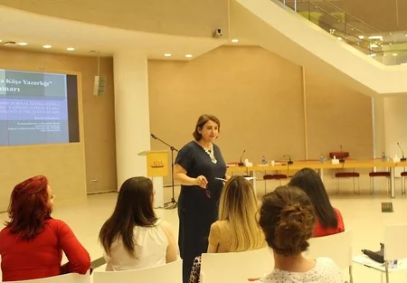 ADA-da “Publisistika və Köşə Yazarlığı” mövzusunda seminar keçirilib