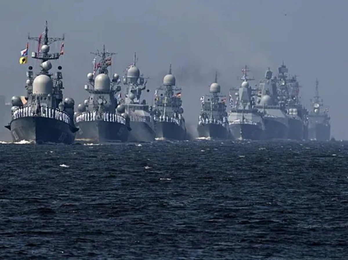 Минобороны Японии сообщило о проходе 11 кораблей РФ и КНР между островами Окинава и Мияко
