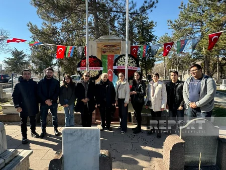 Ankaradakı Azərbaycan Kültür Dərnəyinin üzvləri Rəsulzadənin məzarını ziyarət edib