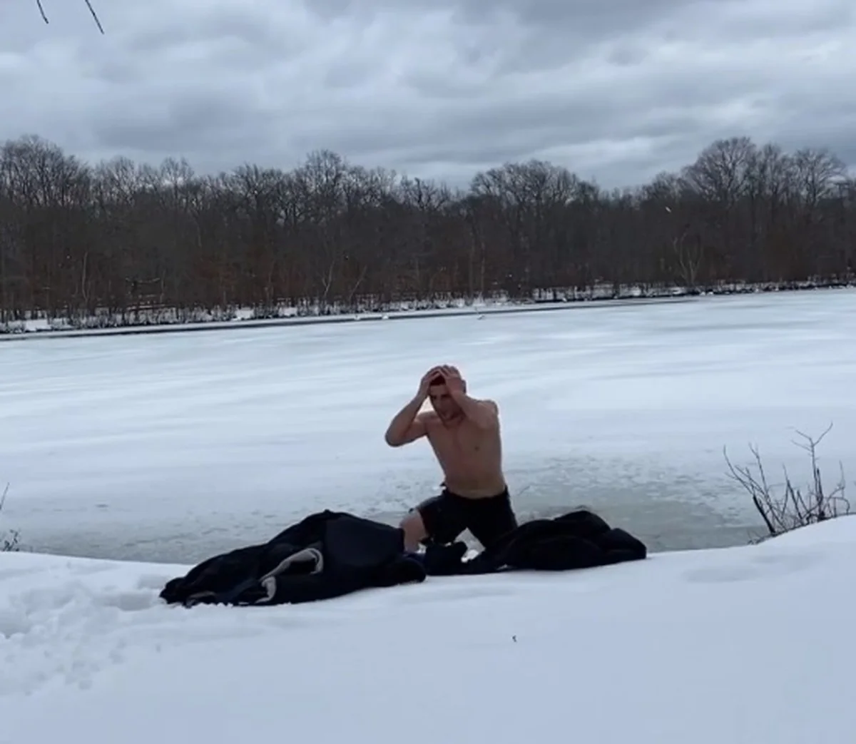 Gürcü idmançı buza kəllə vurdu, başına tikiş atıldı