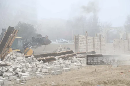 Bakıda dövlət qurumu dənizkənarı ərazidə qanunsuz tikilinin qarşısını alıb
