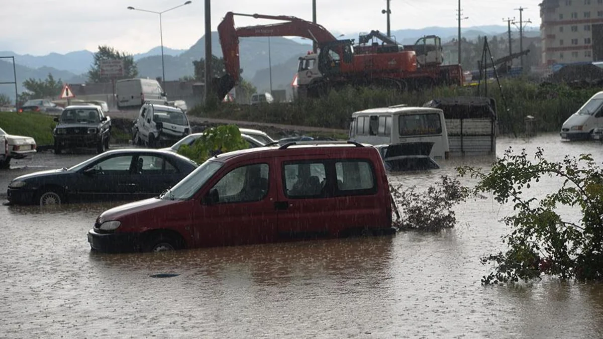 ​Türkiyədə sel 10 evi və bir neçə körpünü aparıb